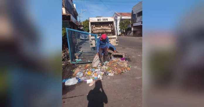 ipm-cdc_superimposed The IPM-Construction and Development Corporation has won another bid to provide Bacolod City with environmental and sanitary services. Photo above shows personnel of the firm hauling garbage in Barangay 29 last week. BARANGAY 29 / FACEBOOK
