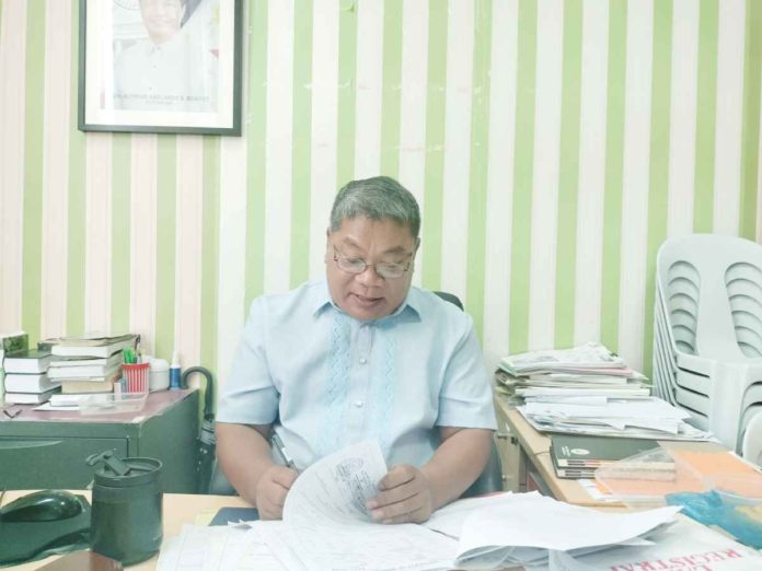 mass wedding Bacolod City’s civil registrar officer Hermilo Pa-oyon signs several certificates of marriage from the remaining 2,023 couples married last March 2023 during a mass union at the Bacolod City Government Center grounds. MAE SINGUAY/PN