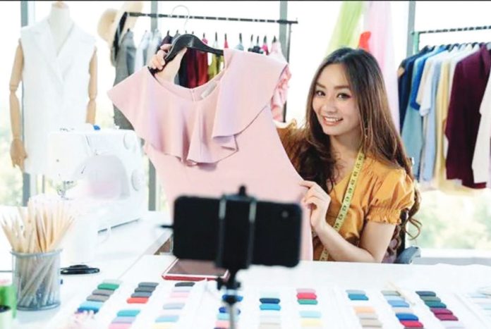 online_sellers.JPG_resized Online sellers are exempted from paying the one percent withholding tax if their annual total gross remittances to an online seller/merchant for the past taxable year has not exceeded P500,000. GETTY