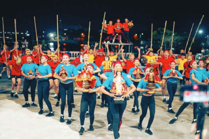 opening_salvo_pic_resized Participating tribes rehearse at the Iloilo Freedom Grandstand in preparation for today’s Dinagyang Festival’s grand opening salvo. JERRY TREÑAS FB PHOTO