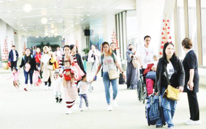 overseas_Filipinos_resized Department of Tourism figures show that a total of 396,147 Philippine passport holders who are permanent residents overseas visited the country from January to November 2023.