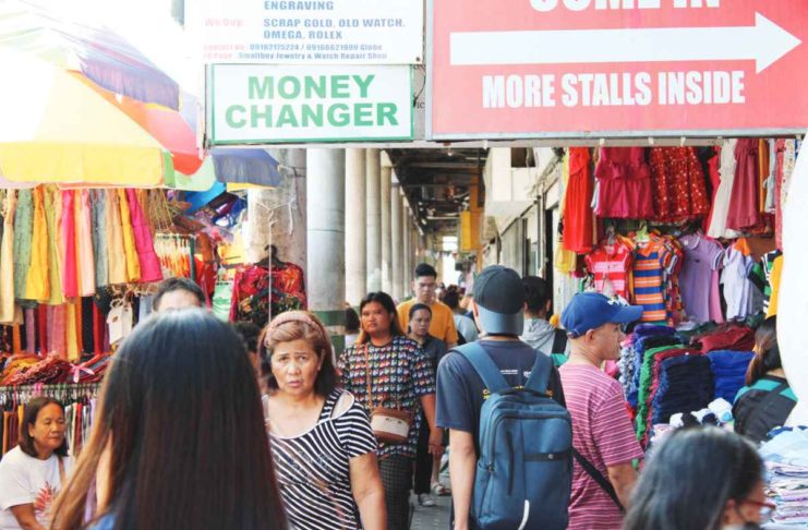 A P30 increase in the daily minimum wage of private workers in Western Visayas took effect on Nov. 16, 2023. File photo shows people flocking to stores in Iloilo City’s downtown area for some last-minute minute shopping before Christmas day. AJ PALCULLO/PN