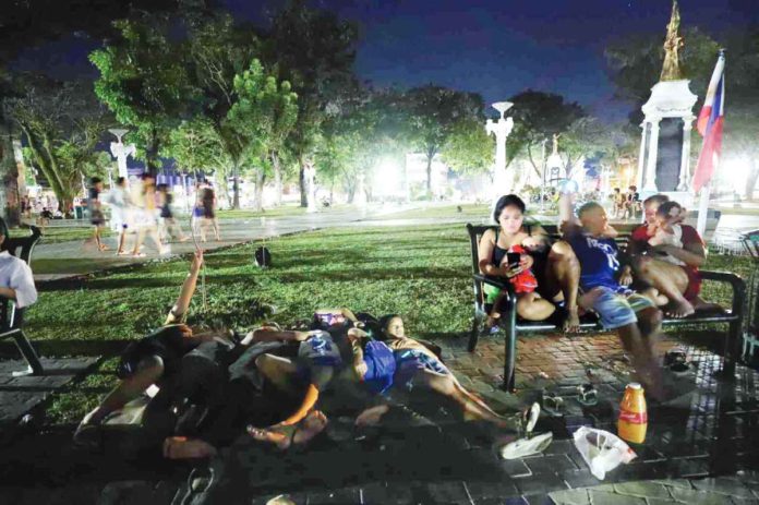 plaza pic1 Due to the prolonged blackout, residents seeking cooler environments flock to Jaro Plaza in Jaro, Iloilo City on Wednesday night, Jan. 3. ILOILO CITY MAYOR’S OFFICE PHOTO