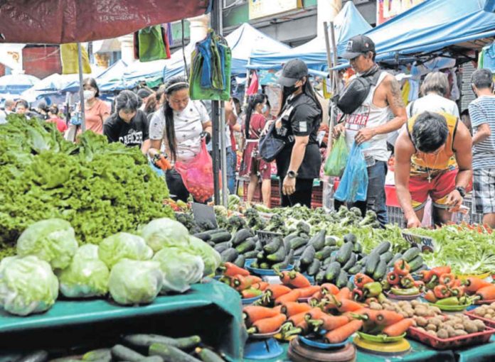 rating_resized Consumers buy fruits and vegetables at a market in Quiapo, Manila. These food staples have become more expensive, increasing the country’s inflation. RICHARD A. REYES