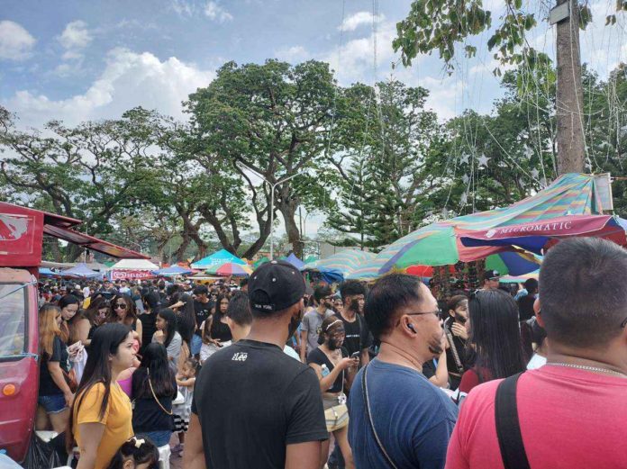 sinulog_resized Revelers flock to Kabankalan City during the 48th Sinulog Festival’s highlight yesterday, Jan. 21. MAE SINGUAY/PN