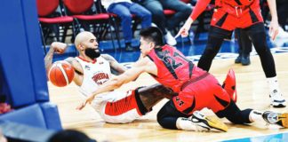 Barangay Ginebra San Miguel Kings’ Tony Bishop Jr. and San Miguel Beermen’s Jeron Teng battle for the looseball. PBA PHOTO