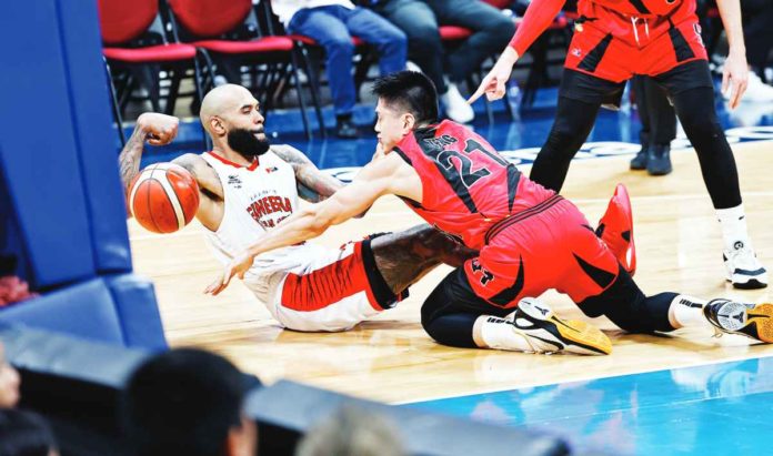sports PBA Barangay Ginebra San Miguel Kings’ Tony Bishop Jr. and San Miguel Beermen’s Jeron Teng battle for the looseball. PBA PHOTO