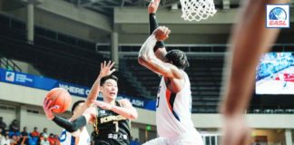New Taipei Kings’ Jeremy Lin looks to pass the ball after being hounded by the defense of Meralco Bolts. PHOTO COURTESY OF EASL