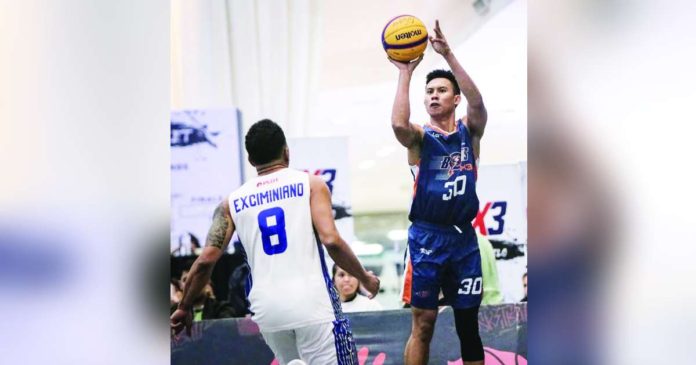 Negrense Jeff Manday of Meralco Bolts pulls up for a shot against the defense of TNT Triple Giga’s Chris Exciminiano. PBA PHOTO