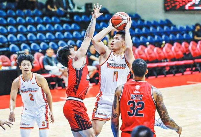 Aklanon Kris Rosales of NorthPort Batang Pier attempts a shot against the defense of Blackwater Bossing’s Regile Ilagan. PBA PHOTO