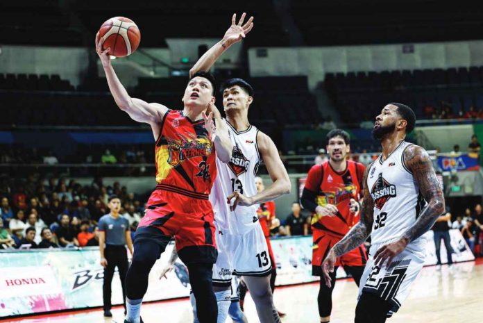 sports_PBA.JPG_resized San Miguel Beermen’s Jeron Teng eludes the Blackwater Bossing defense for a layup. PBA PHOTO