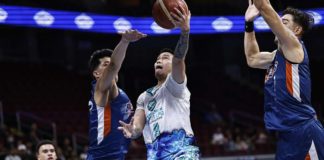 Phoenix Super LPG Fuel Masters’ RR Garcia attacks the defense of Meralco Bolts’ Jansen Rios for an inside hit. PBA PHOTO