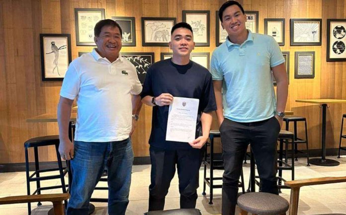 sports_iloilo_resized Ilonggo MC Abolucion (center) signs his new contract as Iloilo United Royals head coach with team CEO JJ Javelosa (left) and playing team manager Jay Javelosa (right). PHOTO COURTESY OF ILOILO UNITED ROYALS