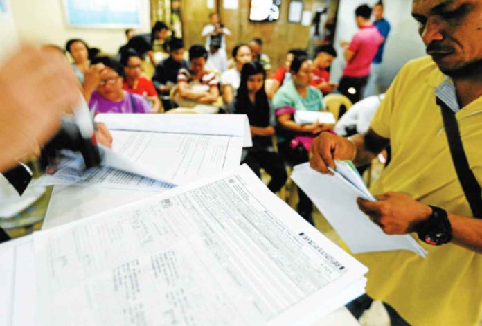 taxes_act_resized Taxpayers file their income tax returns. EDWIN BACASMAS/INQUIRER PHOTO