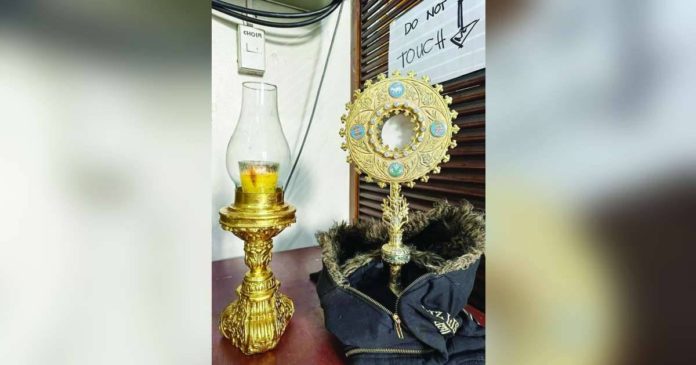 theft_superimposed The monstrance with the Blessed Sacrament was placed by the theft suspect in a bag and left it in front of San Sebastian Cathedral gates in Bacolod City on Sunday morning, Dec. 31, 2023. SAN SEBASTIAN CATHEDRAL-BACOLOD/FACEBOOK