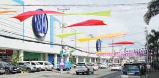 Preparations are underway on Valeria Street for the Dinagyang Food Festival in Iloilo City. Over 200 food kiosks are set to enliven the downtown area from Jan. 25 to 28, as captured in this scene on Tuesday, Jan. 23. AJ PALCULLO/PN