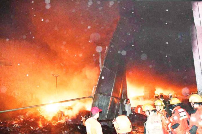 warehouse_fire_resized Flames engulfed a warehouse in Barangay Banica, Roxas City on Friday morning, Jan. 5. BFP R6 ROXAS CITY FS