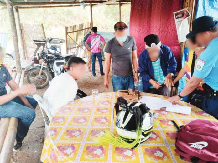 cafgu_resized An entrapment operation was carried out on Thursday afternoon against a former Citizen Armed Force Geographical Unit member in Passi City, Iloilo. He allegedly demanded money from three barangay officials to stop an assassination ploy against the victims. PRO-6 PHOTO