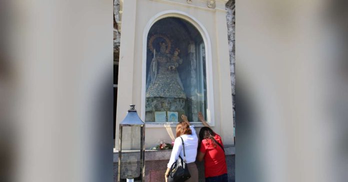 candelaria pic.JPG_superimposed Thousands of devotees from across Western Visayas are expected to gather at the Jaro Metropolitan Cathedral today, Feb. 2, for the feast of Nuestra Señora de la Candelaria. Photo shows two devotees offering prayers to the Marian image of the Candelaria at the cathedral’s balcony on Thursday, Feb. 1. AJ PALCULLO/PN