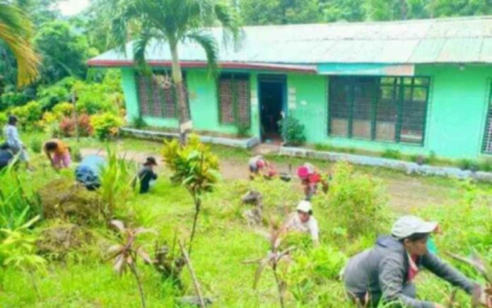 dengue cleanup The World Health Organization’s campaign against dengue focused on cleaning up mosquito breeding places at least once a week. Photo shows Pantawid Pamilyang Pilipino Program household beneficiaries conducting a cleanup drive at the Rombang Elementary School premises in Belison, Antique. ANTIQUE PANTAWID PROVINCIAL OFFICE FILE PHOTO