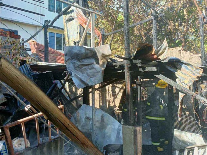 fire_pic_resized A Monday afternoon fire razed two houses in Barangay East Timawa, Molo, Iloilo City. AJ PALCULLO/PN