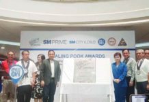 Gov. Arthur Defensor Jr. receives the Galing Pook Award marker from Galing Pook Foundation chairperson Mel Senen Sarmiento on Wednesday morning, February 28. IME SORNITO/PN