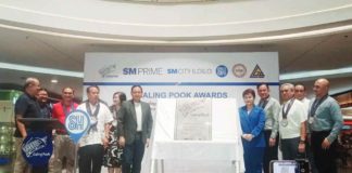Gov. Arthur Defensor Jr. receives the Galing Pook Award marker from Galing Pook Foundation chairperson Mel Senen Sarmiento on Wednesday morning, February 28. IME SORNITO/PN