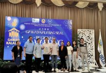 Bingawan’s Mayor Mark Palabrica receives the Gawad KALASAG Seal of Excellence under the Local Disaster Risk Reduction and Management Councils and Offices category during the regional awarding ceremony at the Casa Real de Iloilo on Feb. 2. Also in photo are Office of Civil Defense Region 6 director Raul E. Fernandez, Disaster Risk Reduction and Management (DRRM) division chief Ma. Aletha Nogra, Iloilo’s Provincial Administrator Raul Banias, and Provincial DRRM officer Cornelio Salinas. PHOTO COURTESY OF RAUL BANIAS