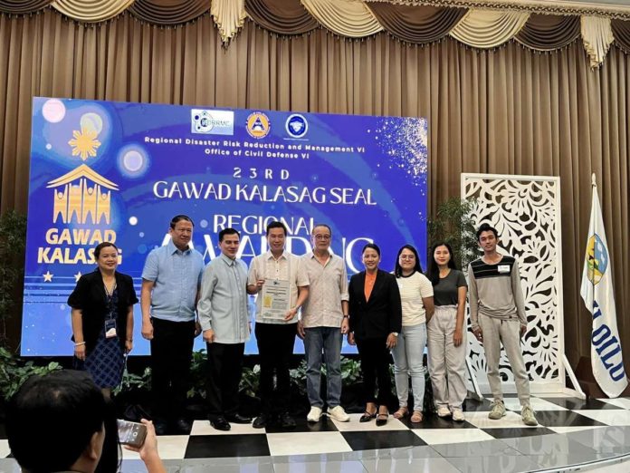 Bingawan’s Mayor Mark Palabrica receives the Gawad KALASAG Seal of Excellence under the Local Disaster Risk Reduction and Management Councils and Offices category during the regional awarding ceremony at the Casa Real de Iloilo on Feb. 2. Also in photo are Office of Civil Defense Region 6 director Raul E. Fernandez, Disaster Risk Reduction and Management (DRRM) division chief Ma. Aletha Nogra, Iloilo’s Provincial Administrator Raul Banias, and Provincial DRRM officer Cornelio Salinas. PHOTO COURTESY OF RAUL BANIAS