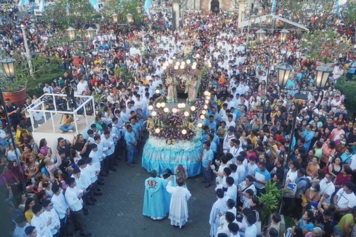jaro_pic_resized A sea devotees and pilgrims from across the country join the traditional solemn procession for the Feast of Nuestra Señora de la Candelaria (Our Lady of Candles) in Jaro, Iloilo City on Friday afternoon, Feb. 2. The processional image is one of the three main images of Candelaria in the Jaro Metropolitan Cathedral. ARCHDIOCESE OF JARO – COMMISSION ON SOCIAL COMMUNCATIONS PHOTO