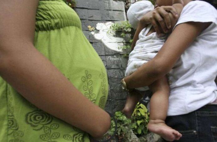 popcom_resized Registered live births by adolescent mothers age 19 and below were already decreasing by an annual 8.61 percent from 2017 to 2021. But this trend changed in 2022 — when live births in that group reached 150,138, up by 10.15 percent from 136,302 the previous year. INQUIRER FILE PHOTO