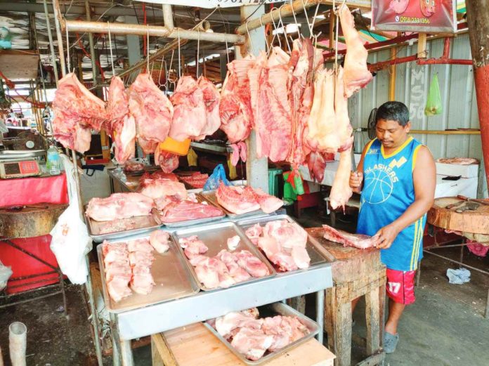 pork_pic_resized Mayor Alfredo Abelardo Benitez of Bacolod City discusses market conditions with city officials during a visit to Burgos Public Market last week. Photo Credit: Bacolod City Public Information Office