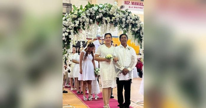 pototan_superimposed A total of 50 couples in Pototan, Iloilo tie the knot on Valentine’s Day, Feb. 14, in a mass civil wedding officiated by Mayor Rafael Enrique Lazaro. POTOTAN - MSWDO FACEBOOK PHOTO
