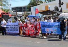Diverse groups and sectors in Iloilo held a rally for the 38th anniversary of the EDSA People Power Revolution on Sunday, February 25, at the Iloilo provincial capitol. They expressed opposition to the proposed Charter Change and jeepney phaseout, among others. AJ PACULLO/PN