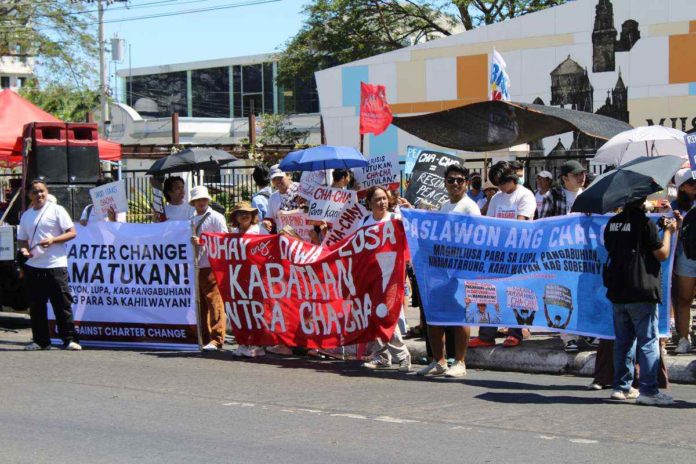 Diverse groups and sectors in Iloilo held a rally for the 38th anniversary of the EDSA People Power Revolution on Sunday, February 25, at the Iloilo provincial capitol. They expressed opposition to the proposed Charter Change and jeepney phaseout, among others. AJ PACULLO/PN