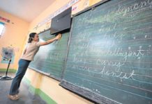 Anxieties over multitasking have shifted from public school teachers to administrative officers (AOs). The Second Congressional Commission on Education (Edcom 2) said a number of AOs were on the brink of quitting their jobs. PHOTO BY GRIG C. MONTEGRANDE, PHILIPPINE DAILY INQUIRER