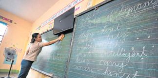 Anxieties over multitasking have shifted from public school teachers to administrative officers (AOs). The Second Congressional Commission on Education (Edcom 2) said a number of AOs were on the brink of quitting their jobs. PHOTO BY GRIG C. MONTEGRANDE, PHILIPPINE DAILY INQUIRER
