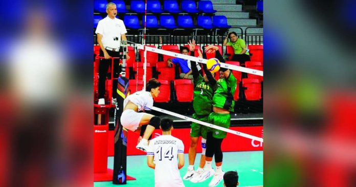 sports iloilo_superimposed Iloilo D’Navigators’ Kyle Angelo Villamor smashes the ball towards the defense of Philippine Army Defenders. PNVF PHOTO