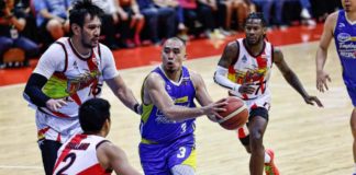 Magnolia Chicken Timplados Hotshots’ Paul Lee looks to score against the defense of San Miguel Beermen’s Celedonio Trollano. PBA PHOTO