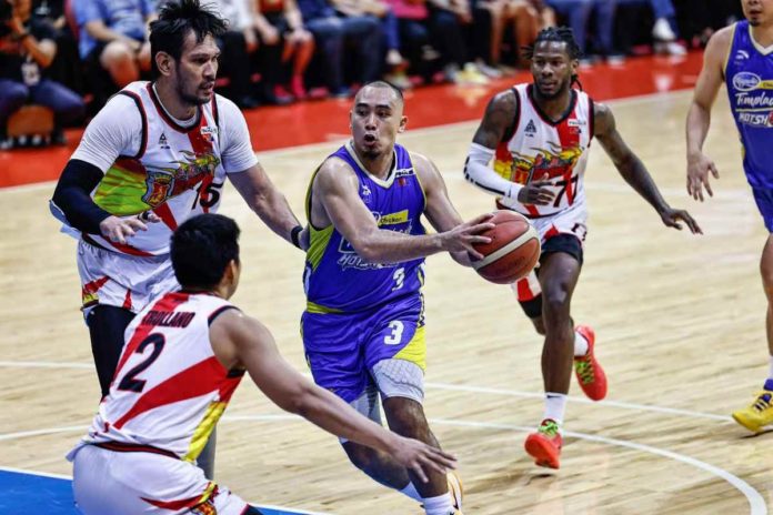 Magnolia Chicken Timplados Hotshots’ Paul Lee looks to score against the defense of San Miguel Beermen’s Celedonio Trollano. PBA PHOTO