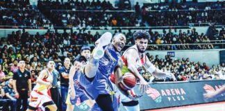Magnolia Chicken Timplados Hotshots’ Calvin Abueva and San Miguel Beermen’s Bennie Boatwright battle for the rebound. PBA PHOTO
