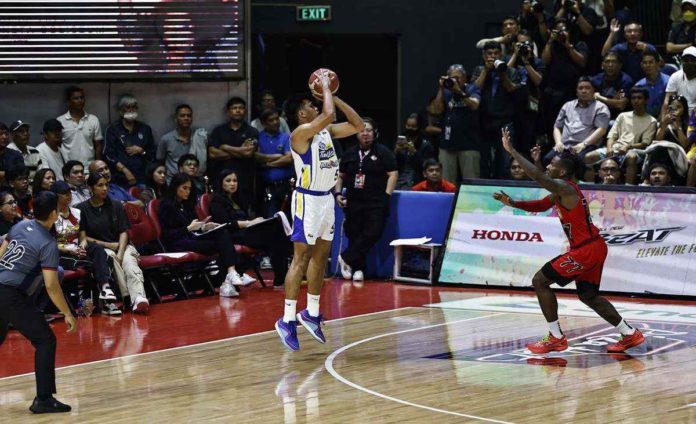 sports_PBA_resized Magnolia Chicken Timplados Hotshots’ Aris Dionisio pulls up for a three-point shot. PBA Photo. PBA PHOTOMagnolia Chicken Timplados Hotshots’ Aris Dionisio pulls up for a three-point shot. PBA Photo. PBA PHOTO