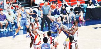 Magnolia Chicken Timplados Hotshots’ Tyler Bey attempts a one-hander against the defense of San Miguel Beermen’s Moala Tautuaa during their 2023-2024 PBA Commissioner’s Cup elimination round encounter. PBA PHOTO