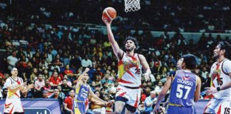 San Miguel Beermen’s Bennie Boatwright Jr. splits the Magnolia Chicken Timplados Hotshots’ defense for a layup. PBA PHOTO