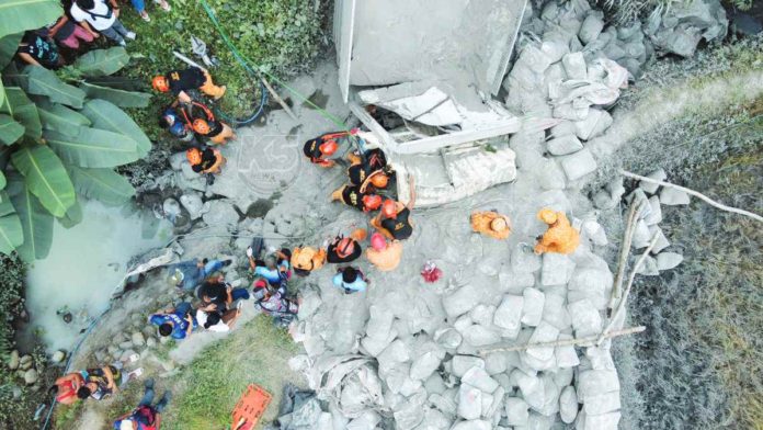truck_1_resized A cement-loaded 10-wheeler truck plunged into a ravine in San Enrique, Iloilo early yesterday morning, killing one person. K5 NEWS FM ILOILO 88.7
