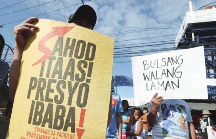 wage_resized Members of urban poor groups, in this January 2023 photo, stage a protest in front of Commonwealth Market in Quezon City to air their appeal for an increase in daily wage amid the soaring food prices. NIÑO JESUS ORBETA, PHILIPPINE DAILY INQUIRER
