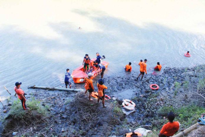 zarraga_drowning.JPG_resized Rescue efforts are being carried out for a man who reportedly drowned while swimming in the river in Zarraga, Iloilo on Sunday, Feb. 25. AJ PALCULLO/PN