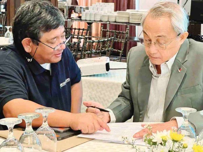 Bacolod_resized Negros Electric Power Cooperative president Roel Castro and Metro Bacolod Chamber of Commerce and Industry vice president for government affairs Frank Carbon during the Negros Island Electric Power Forum on Wednesday, March 20.