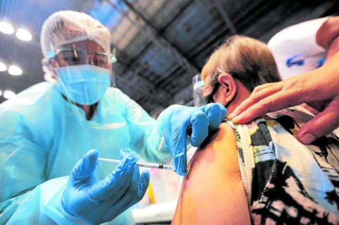 DOH_resized A nurse vaccinates a senior citizen against coronavirus disease 2019. INQUIRER FILE PHOTO