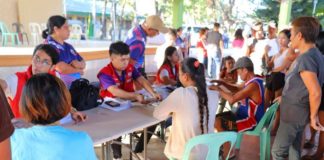 Fire victims from Iloilo City receive cash assistance amounting to P10,000 per family under the Department of Social Welfare and Development’s Assistance to Individuals in Crisis Situation. DSWD WESTERN VISAYAS/FACEBOOK PHOTO